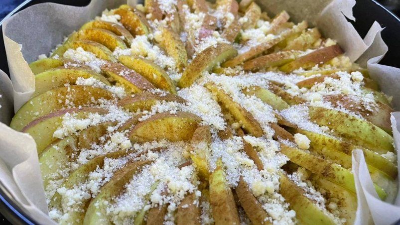 Шарлотка из яблок и простого лаваша: готовьте сразу 2 - первый съедят, пока режете второй Шарлотка из яблок и простого лаваша: готовьте сразу 2 - первый съедят, пока режете второй