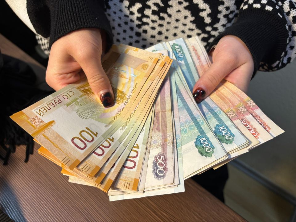 Россиянам перечислят разово по 27 000 рублей от СФР. Раскрыта дата поступления денег на карту