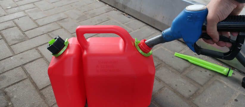 Всё, приехали: россиян будут штрафовать на 15 тысяч рублей за бензин и масло