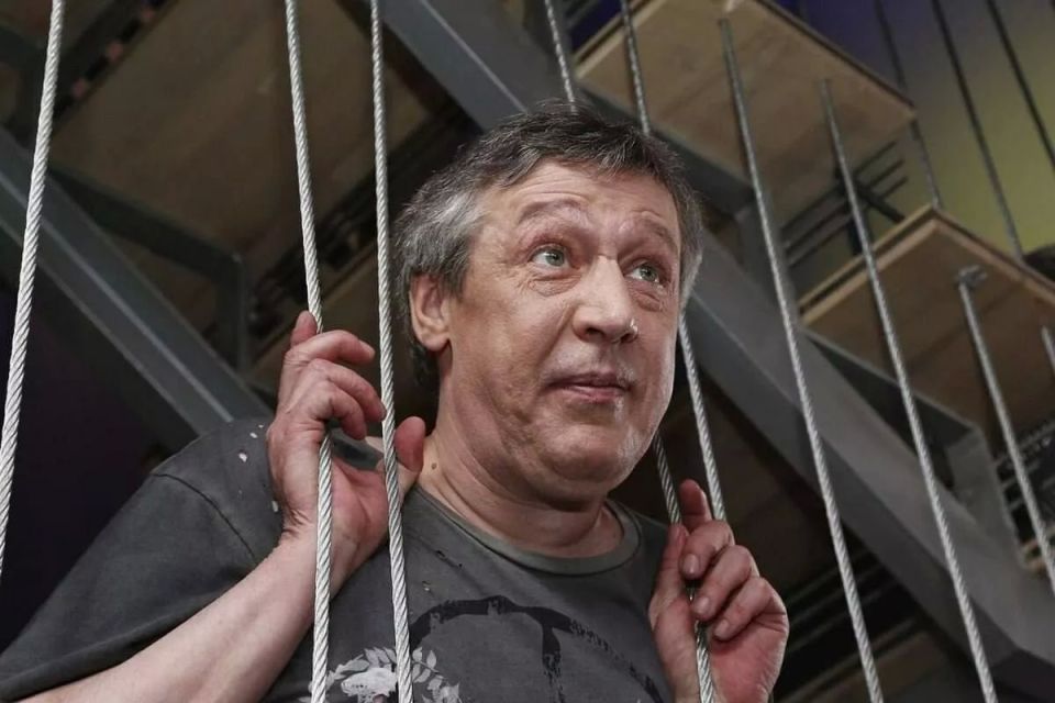 Звездные коллеги Ефремова по-разному отреагировали на его освобождение: кто-то радуется и желает здоровья, а кто-то скептично морщит нос