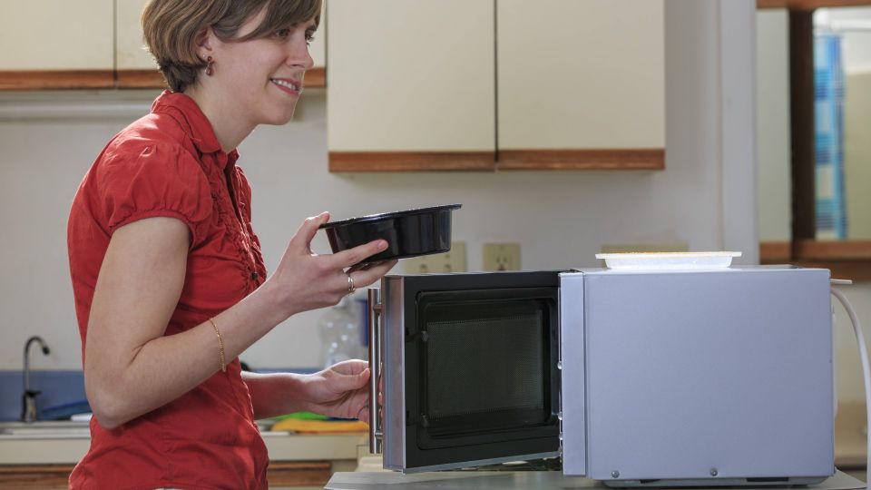 Ужасный запах в микроволновке исчезнет за 60 секунд: простая хитрость китайских хозяек