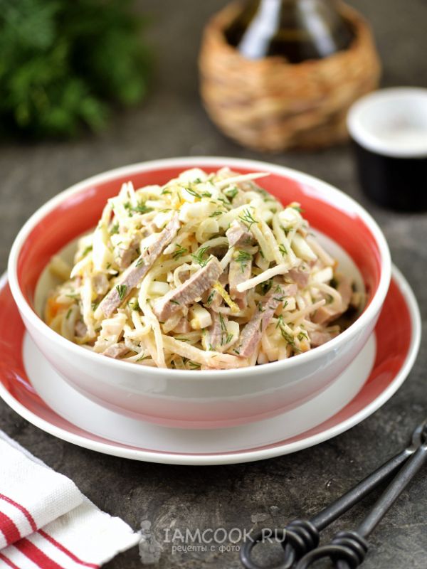 Салат, который станет звездой вашего стола: насладитесь с горячим хлебом