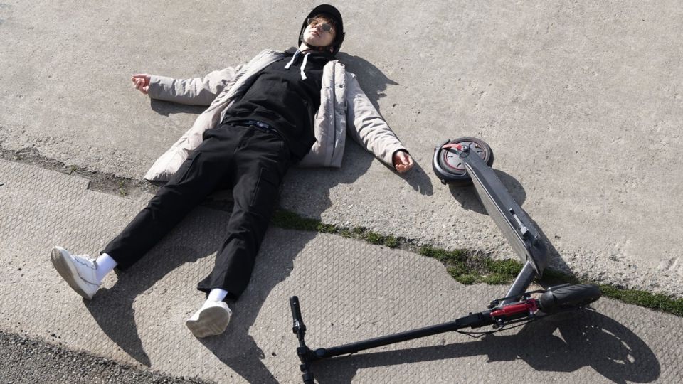 Судебный прецедент: водитель, сбивший подростка на электросамокате, полностью признан виновным