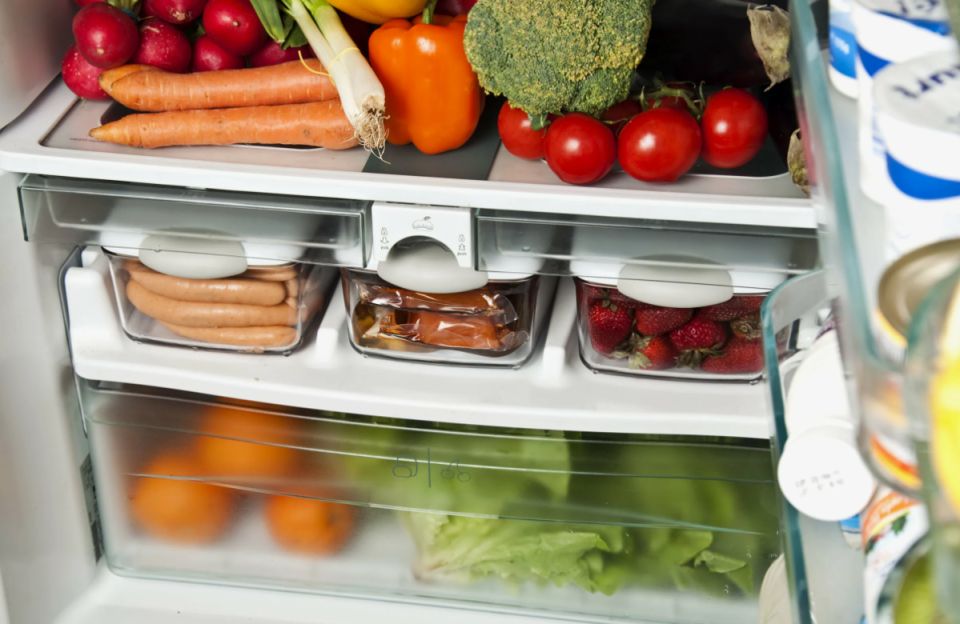 Искусство сохранения свежести: оптимальная расстановка продуктов в холодильнике