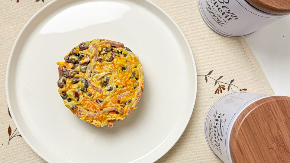 Салат с фасолью и колбасой: идеальный выбор для занятых хозяек