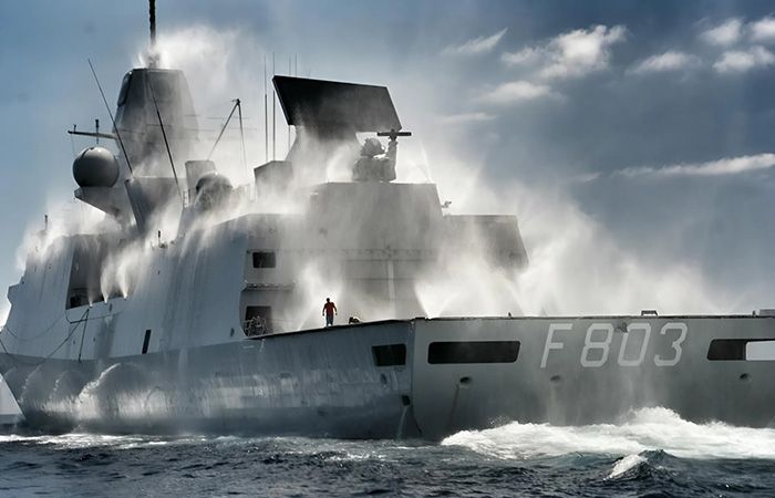 Почему военные корабли обрызгивают себя морской водой?