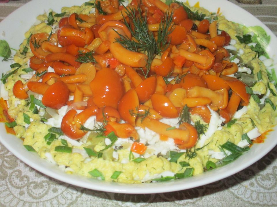 Нежный грибной салат с опятами: открытие кулинарного сезона