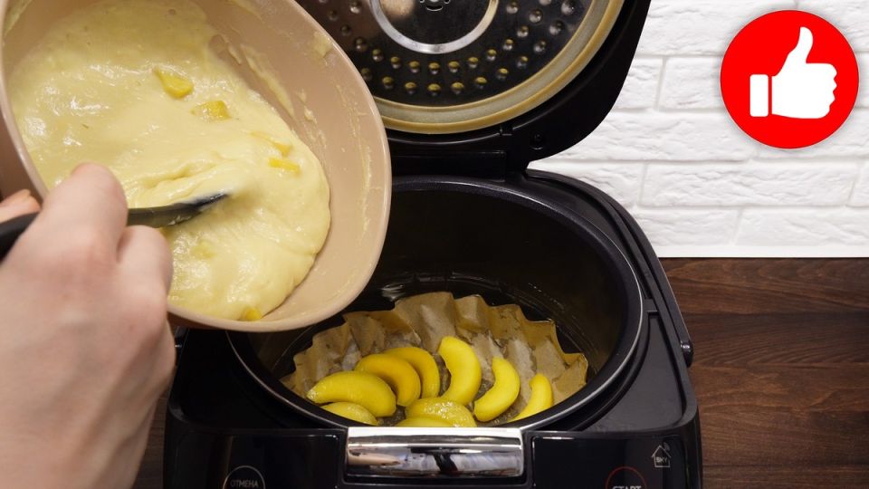 Уютный пирог-перевертыш с персиками в мультиварке: простое решение к чаю