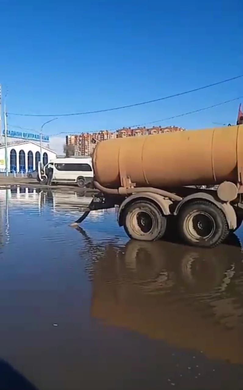 С улиц Астрахани откачали около тысячи кубометров осадков