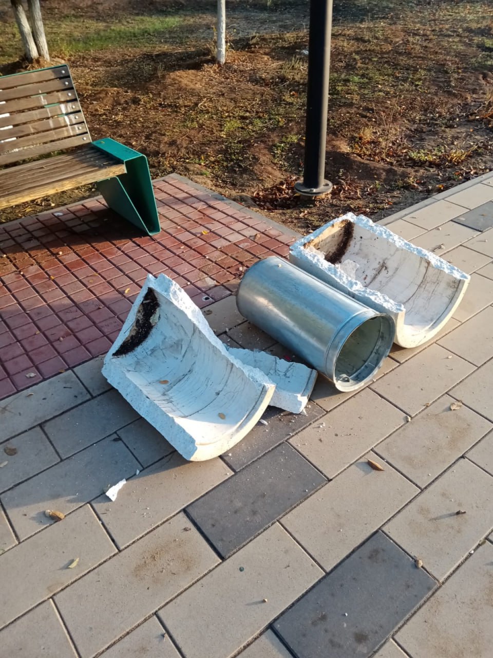 С сожалением сообщаем, что вчера в парке "Лётный" вновь было повреждено общественное имущество