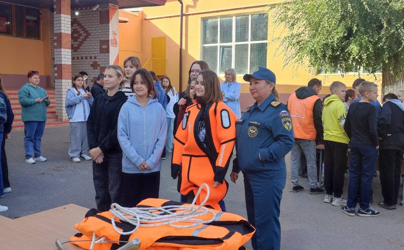 Полицейские организовали для школьников мероприятие под эгидой «Знакомство с профессией» Полицейские организовали для школьников мероприятие под эгидой «Знакомство с профессией»