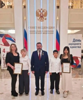 Сенатор РФ Андрей Деркач наградил родителей детей-героев из Астраханской области