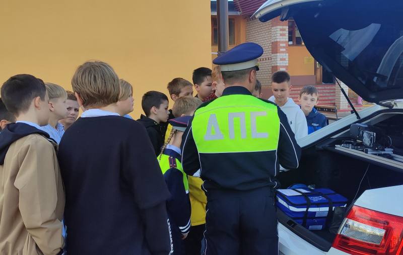 Полицейские организовали для школьников мероприятие под эгидой «Знакомство с профессией» Полицейские организовали для школьников мероприятие под эгидой «Знакомство с профессией»