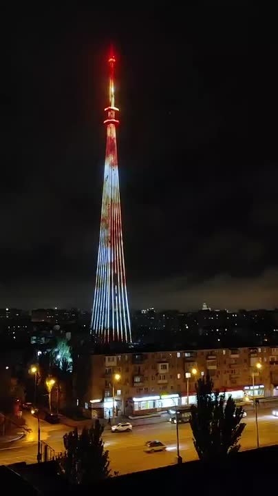 Астраханская телебашня засияла тысячами огней