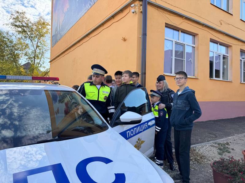 Полицейские организовали для школьников мероприятие под эгидой «Знакомство с профессией» Полицейские организовали для школьников мероприятие под эгидой «Знакомство с профессией»
