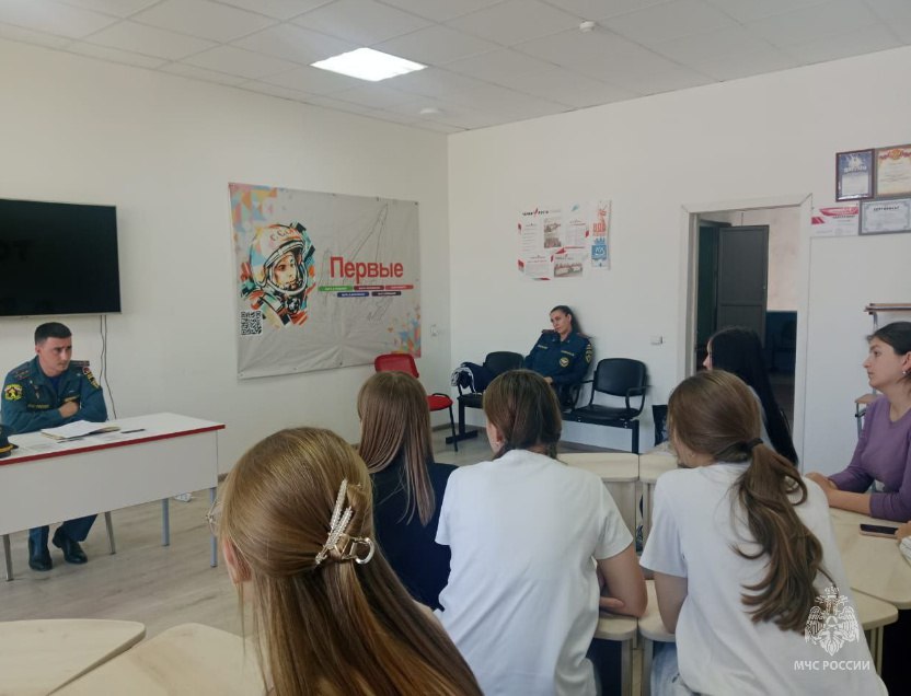 Ориентир – МЧС. В МКОУ СОШ г. Нариманов для выпускников школы состоялся урок, посвящённый перспективам обучения в высших учебных заведениях МЧС России
