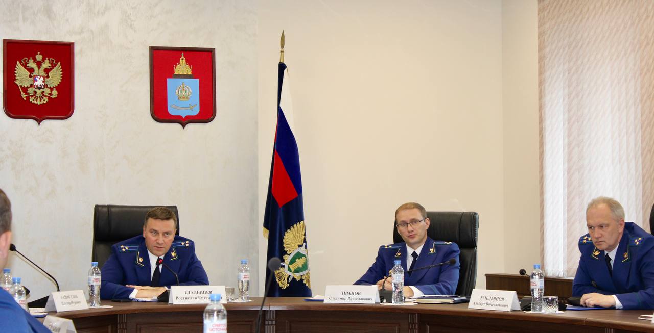 В прокуратуре области проведено совещание по вопросам состояния законности в сфере безопасности дорожного движения В прокуратуре области проведено совещание по вопросам состояния законности в сфере безопасности дорожного движения