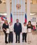 Сенатор РФ Андрей Деркач наградил родителей детей-героев из Астраханской области