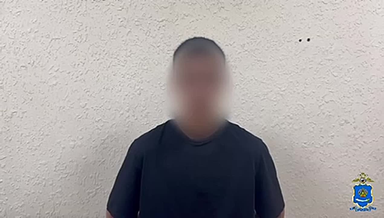 В ходе мониторинга ресурсов сети Интернет полицейские выявили видеозапись, на которой неизвестный, находясь на территории Лебединого озера в областном центре, схватил лебедя за шею, вытянув его на газон