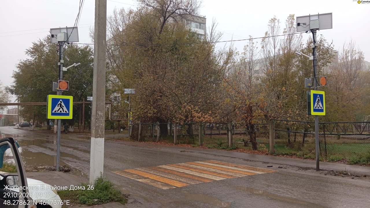 В Ахтубинске продолжаются работы по установке и подключению светофоров Т.7 с освещением пешеходных переходов