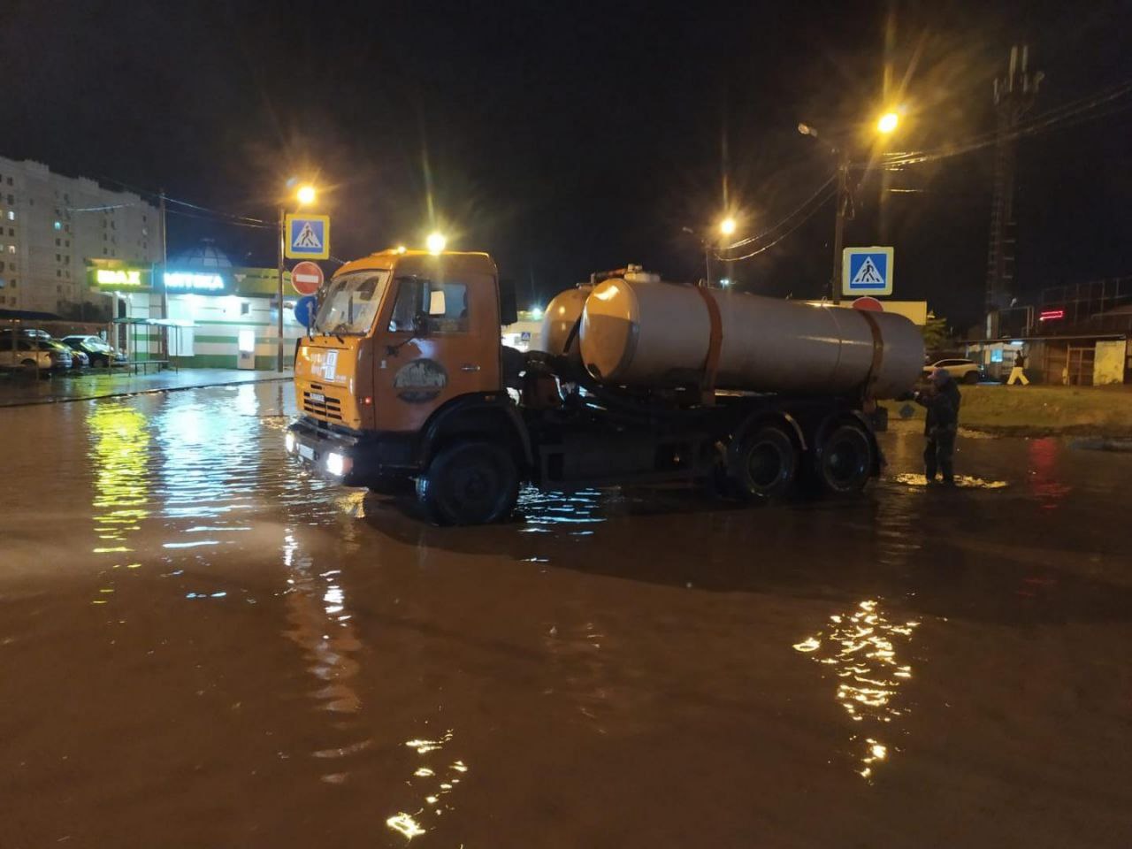 За ночь в Астрахани откачали более 600 кубометров дождевых вод За ночь в Астрахани откачали более 600 кубометров дождевых вод