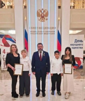 Сенатор РФ наградил родителей детей-героев из Астраханской области