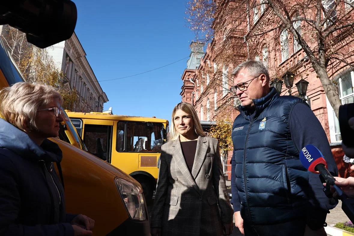 Автопарк Астраханской области пополнился 11 новыми автобусами для сельских школ Автопарк Астраханской области пополнился 11 новыми автобусами для сельских школ