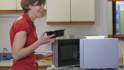 Ужасный запах в микроволновке исчезнет за 60 секунд: простая хитрость китайских хозяек