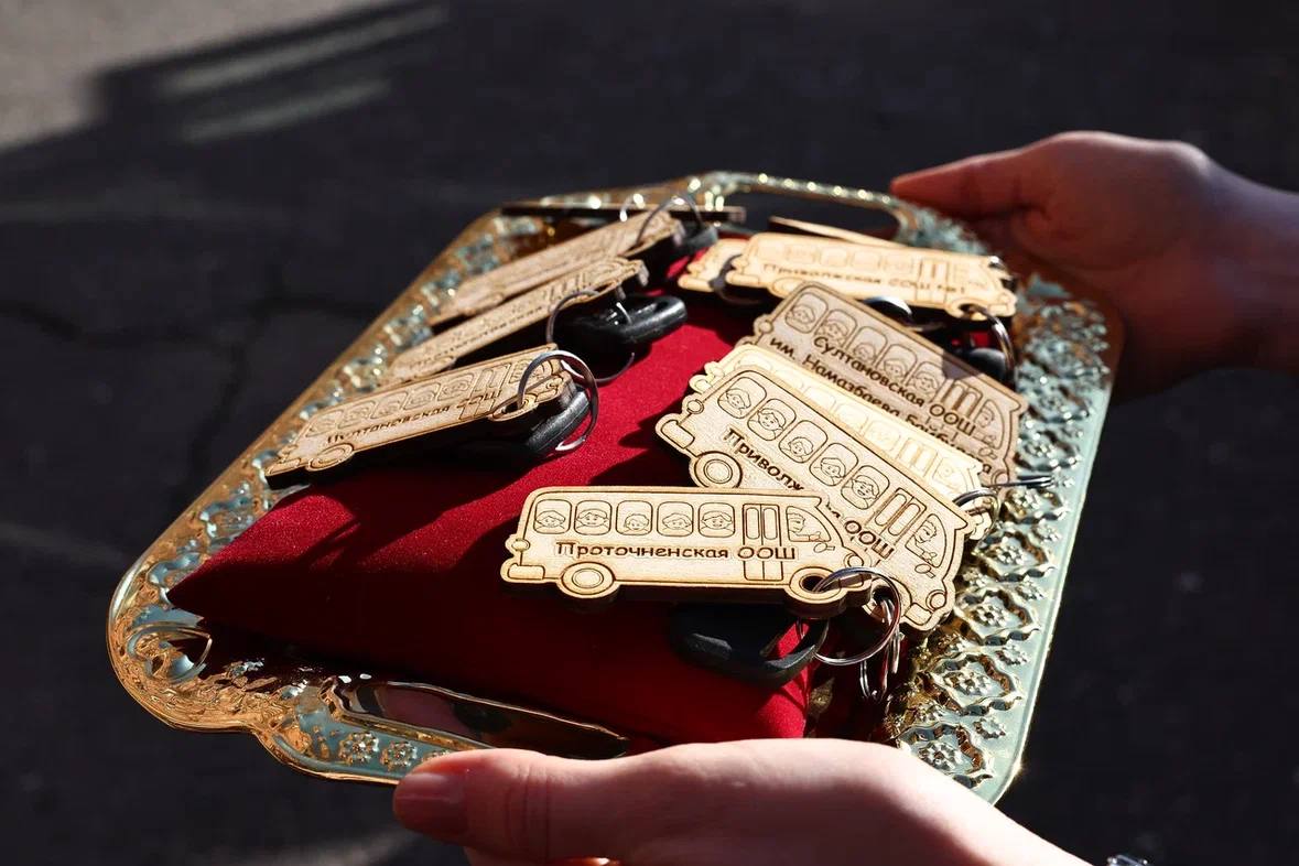 Автопарк Астраханской области пополнился 11 новыми автобусами для сельских школ Автопарк Астраханской области пополнился 11 новыми автобусами для сельских школ