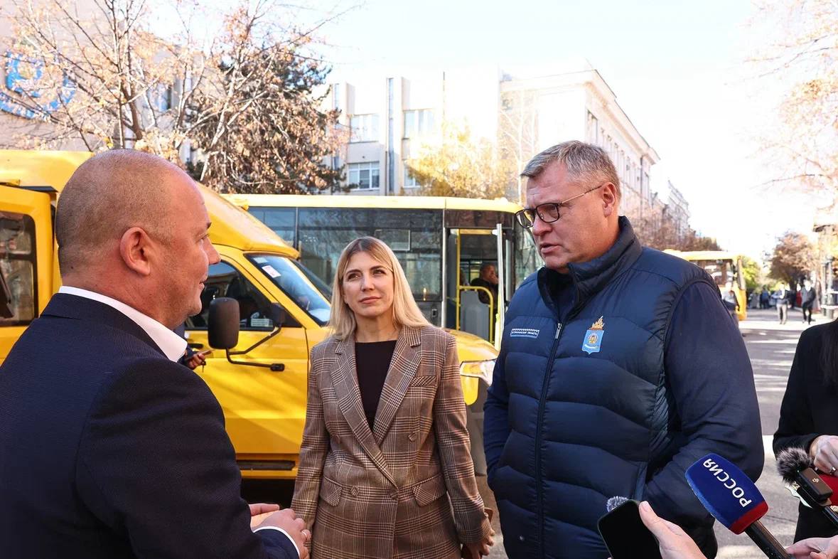 Автопарк Астраханской области пополнился 11 новыми автобусами для сельских школ Автопарк Астраханской области пополнился 11 новыми автобусами для сельских школ