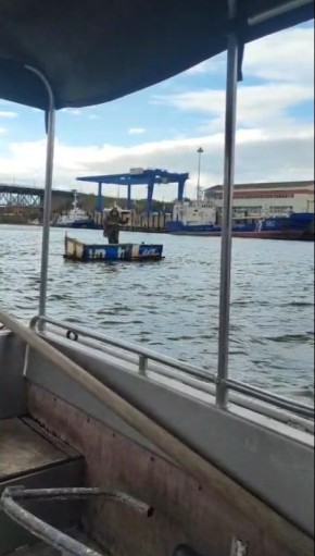 Астраханского рыбака сняли с опасного самодельного плота на Волге