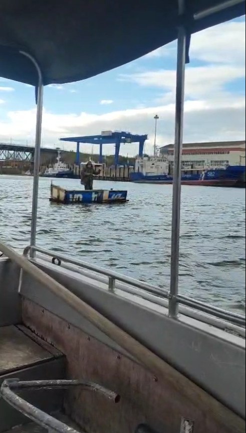 Астраханского рыбака сняли с опасного самодельного плота на Волге