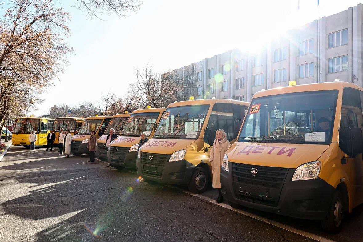 Автопарк Астраханской области пополнился 11 новыми автобусами для сельских школ