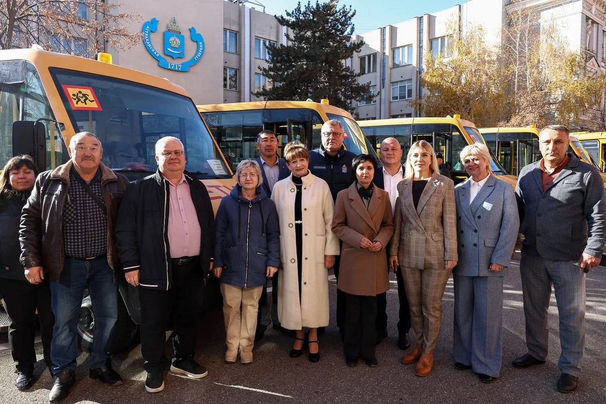 Автопарк Астраханской области пополнился 11 новыми автобусами для сельских школ Автопарк Астраханской области пополнился 11 новыми автобусами для сельских школ