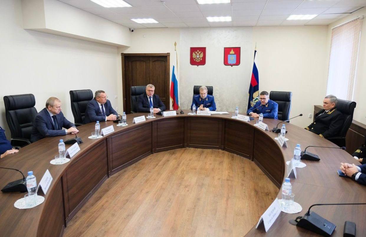 Заместитель Генерального прокурора Российской Федерации представил коллективу прокуратуры нового прокурора Астраханской области Александра Гулягина Заместитель Генерального прокурора Российской Федерации представил коллективу прокуратуры нового прокурора Астраханской области Александра Гулягина