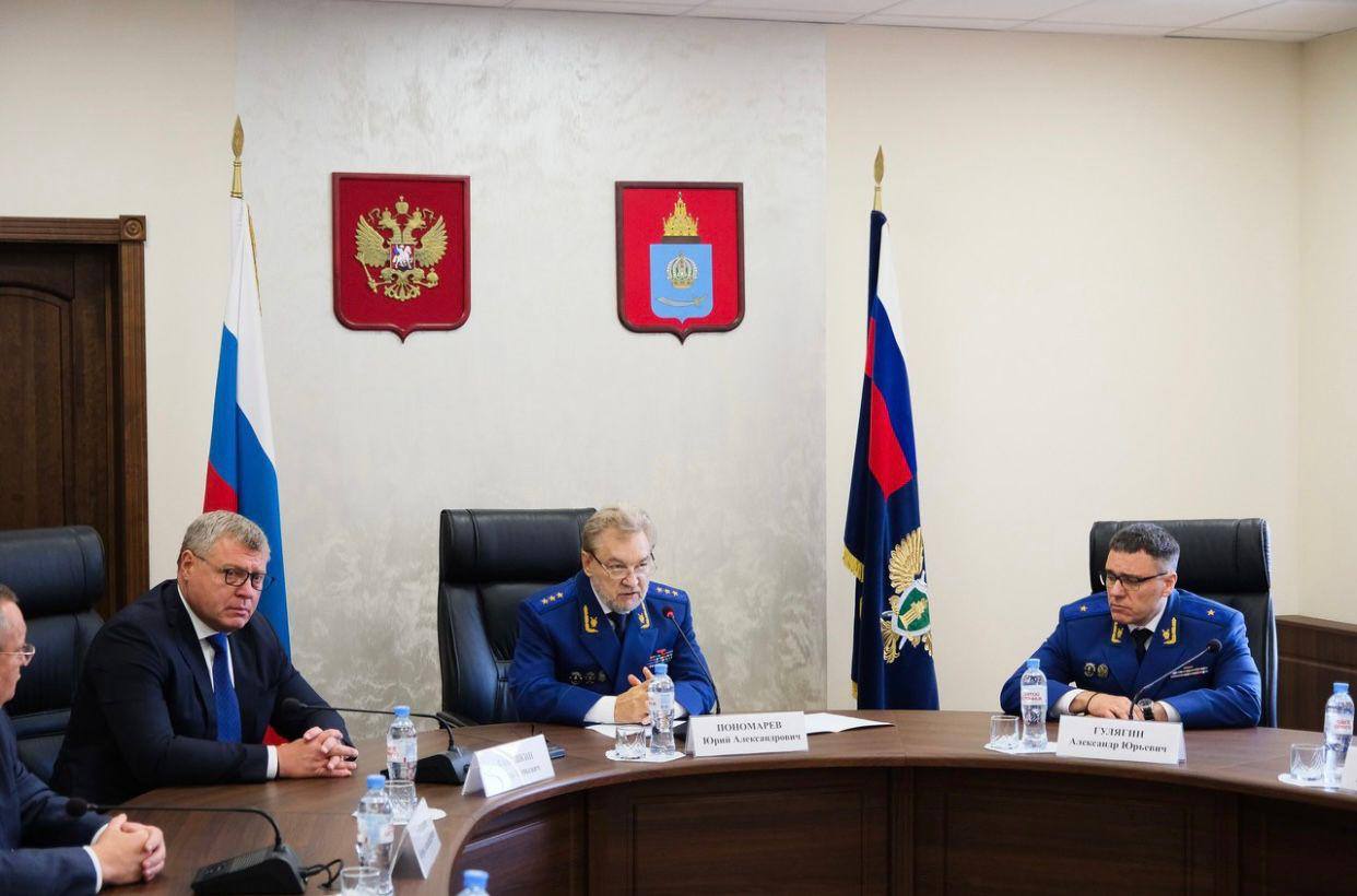 Заместитель Генерального прокурора Российской Федерации представил коллективу прокуратуры нового прокурора Астраханской области Александра Гулягина Заместитель Генерального прокурора Российской Федерации представил коллективу прокуратуры нового прокурора Астраханской области Александра Гулягина