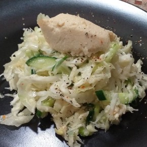 Легкий и свежий капустный салат с икрой минтая: быстрый рецепт для летнего стола