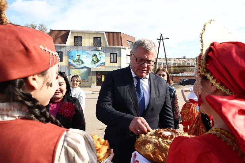 Губернатор Астраханской области поздравил володарцев с двойным праздником