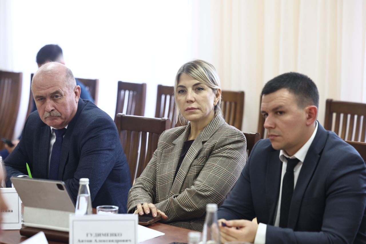 Губернатор Игорь Бабушкин провел рабочую встречу с главой Володарского района Губернатор Игорь Бабушкин провел рабочую встречу с главой Володарского района