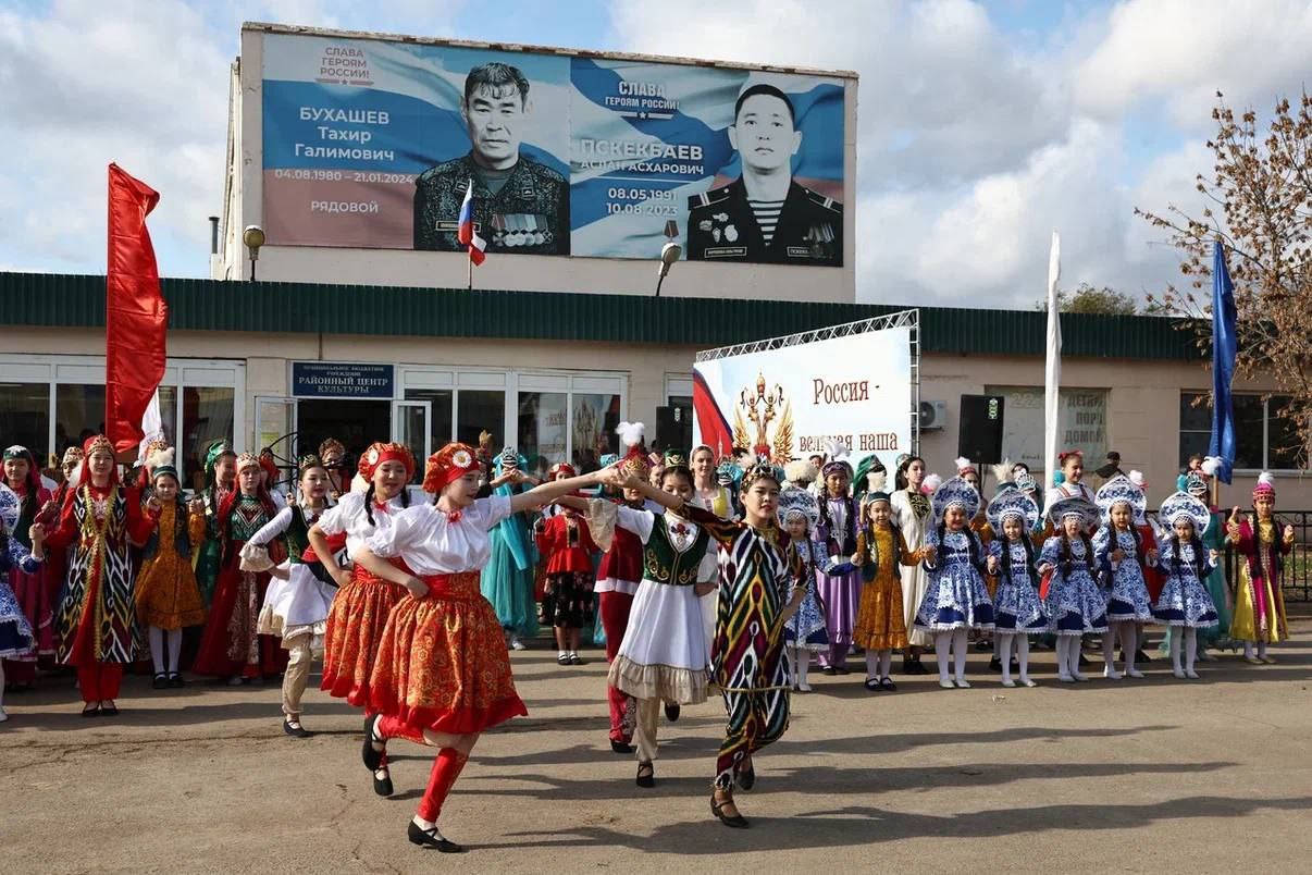 Губернатор Астраханской области поздравил жителей Володарского района с двойным праздником Губернатор Астраханской области поздравил жителей Володарского района с двойным праздником