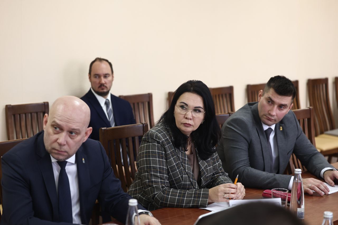 Губернатор Игорь Бабушкин провел рабочую встречу с главой Володарского района Губернатор Игорь Бабушкин провел рабочую встречу с главой Володарского района