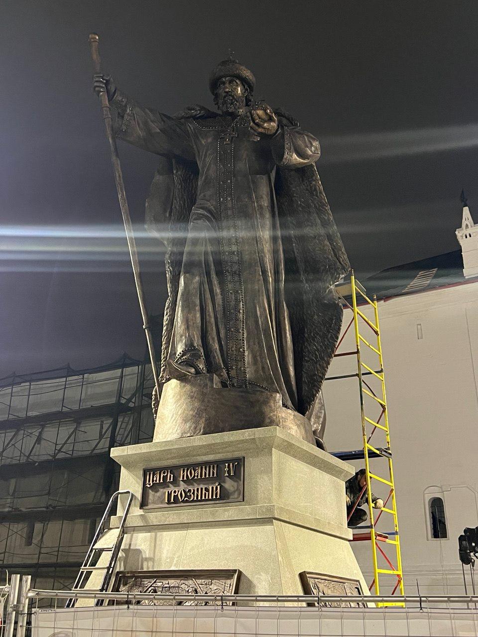 «Не вправо, не влево, а вперед»: в Вологде на Кремлёвской площади рядом с корпусом Вологодского кремля установили памятник царю Ивану IV Грозному