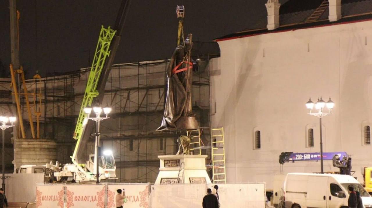 «Не вправо, не влево, а вперед»: в Вологде на Кремлёвской площади рядом с корпусом Вологодского кремля установили памятник царю Ивану IV Грозному «Не вправо, не влево, а вперед»: в Вологде на Кремлёвской площади рядом с корпусом Вологодского кремля установили памятник царю Ивану IV Грозному