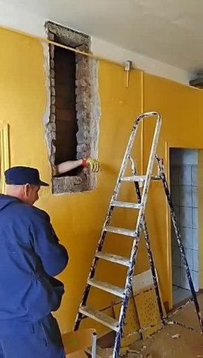 В астраханской школе разобрали стену, чтобы спасти котёнка