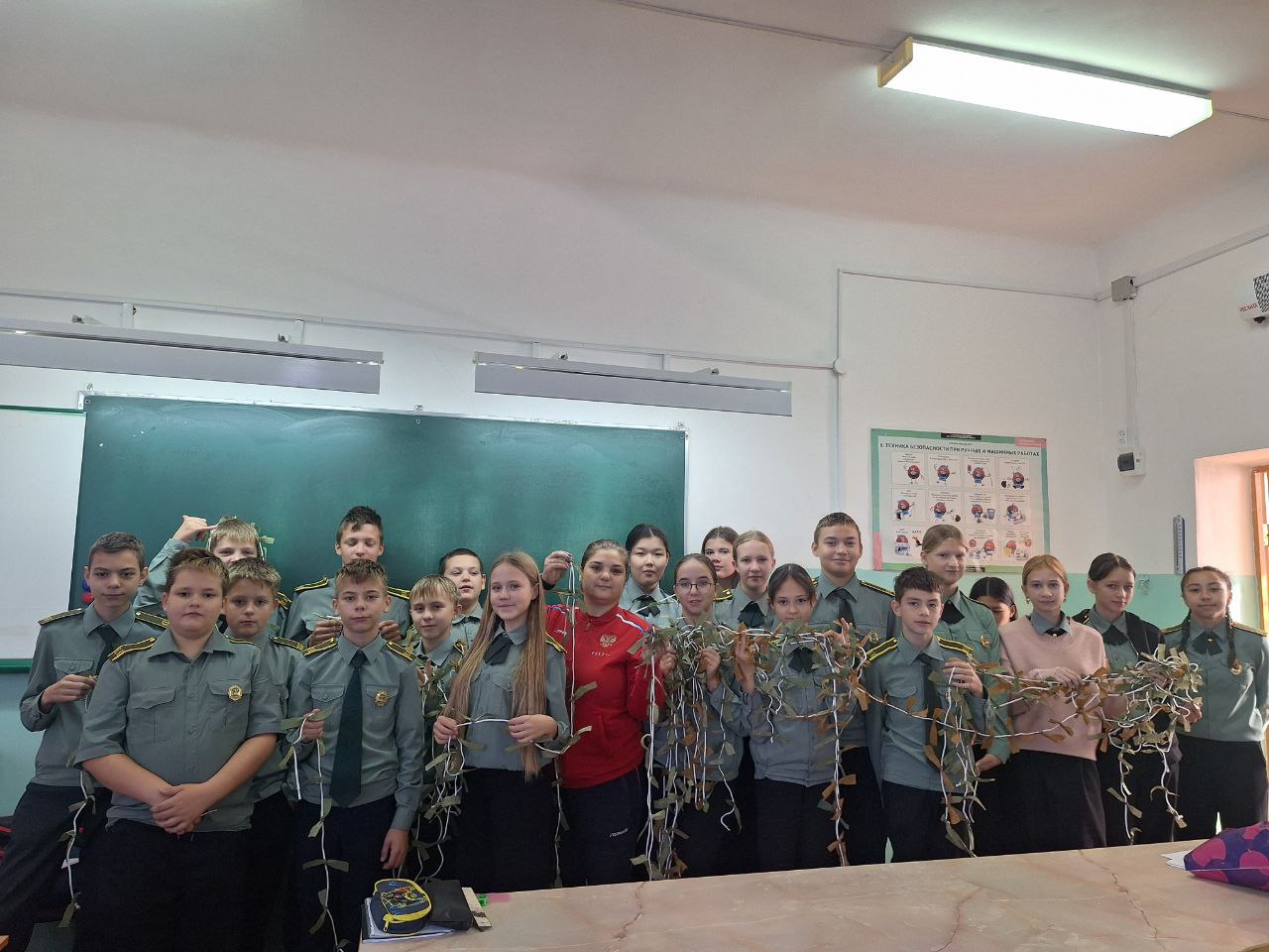 Юные добровольцы из Знаменска сплели противодронные шторы для бойцов СВО Юные добровольцы из Знаменска сплели противодронные шторы для бойцов СВО