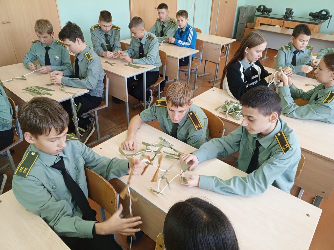 Юные добровольцы из Знаменска сплели противодронные шторы для бойцов СВО