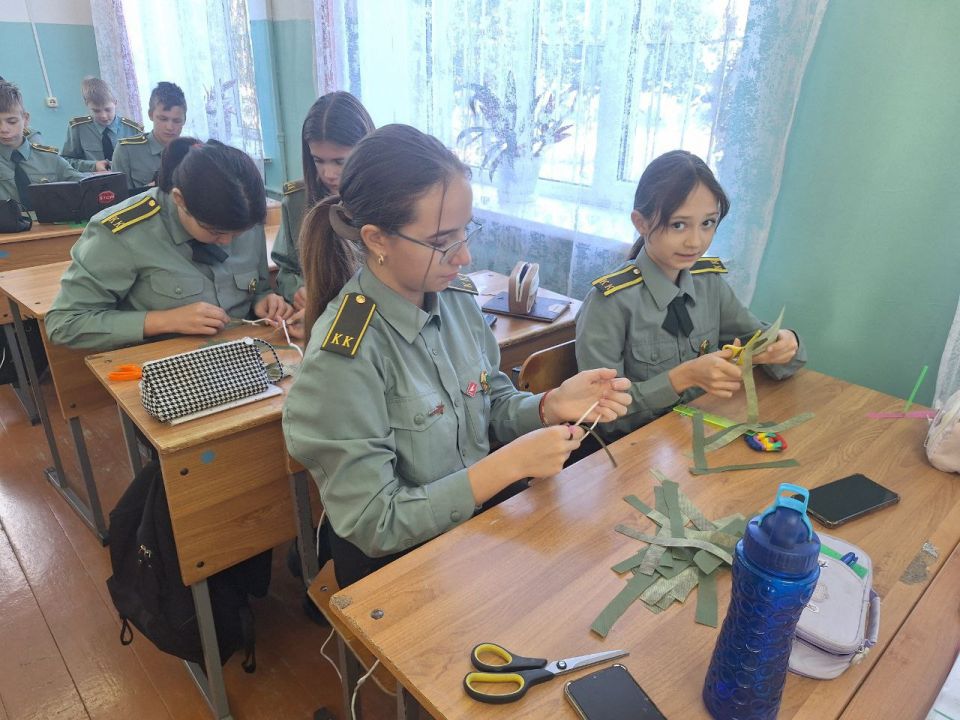 Юные добровольцы из Знаменска сплели противодронные шторы для бойцов СВО Юные добровольцы из Знаменска сплели противодронные шторы для бойцов СВО