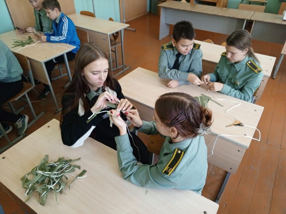 Юные добровольцы из Знаменска сплели противодронные шторы для бойцов СВО Юные добровольцы из Знаменска сплели противодронные шторы для бойцов СВО