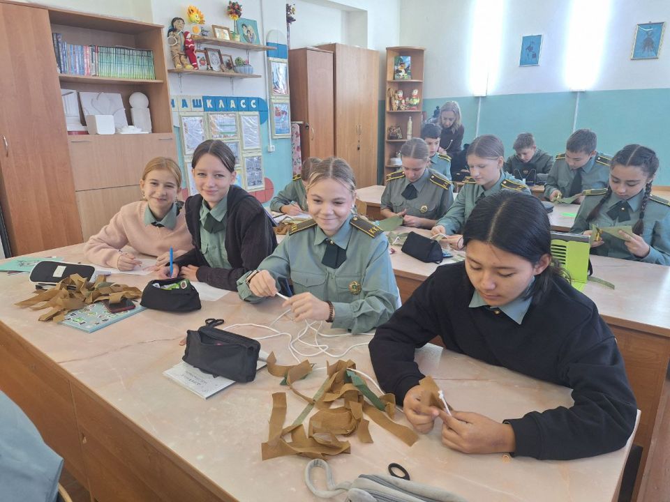 Юные добровольцы из Знаменска сплели противодронные шторы для бойцов СВО Юные добровольцы из Знаменска сплели противодронные шторы для бойцов СВО