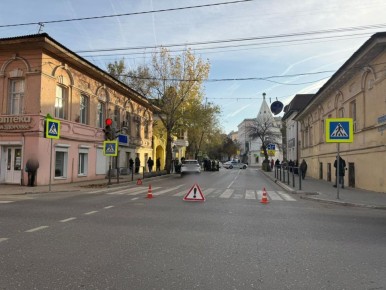 Пожилая женщина погибла под колесами автомобиля в центре астрахани